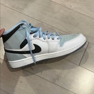 Air Jordan 1 Mid SE Ice blue